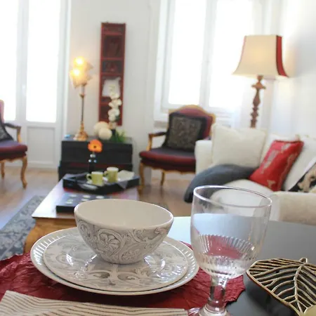 New: Charming Duplex Principe Real * ליסבון